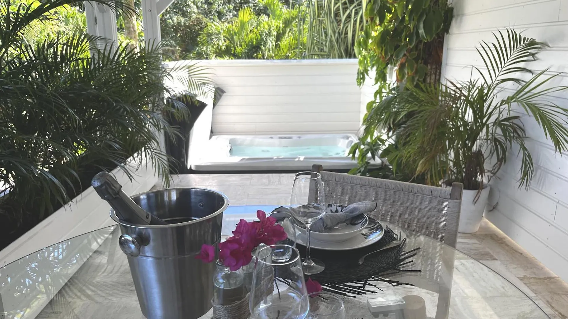 Гостевой дом Pomme Cannelle Luxury Suites & Spa Ориент-Бэй